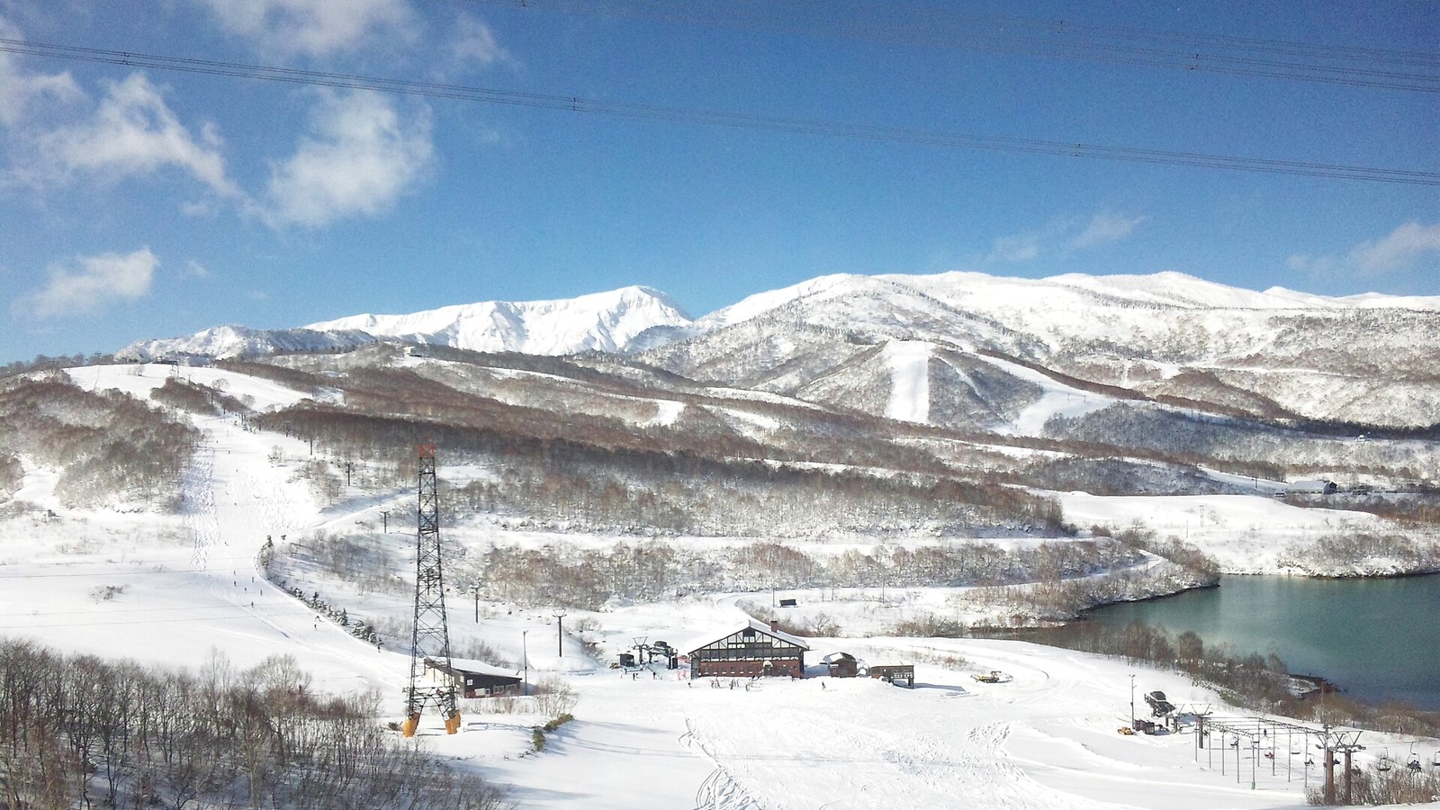 苗場山積雪山容與山腳雪原